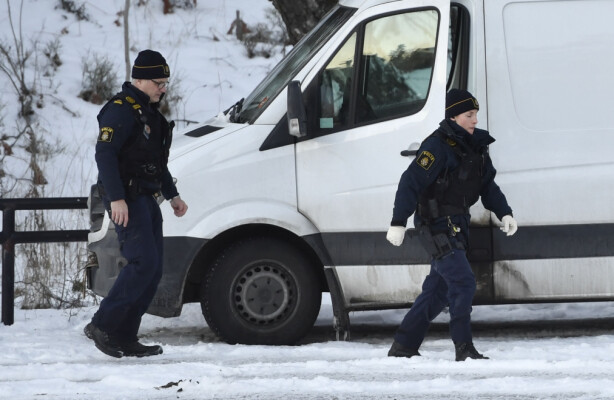 Kvinne og barn funnet døde i varebil